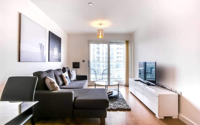 2 Bdr Apartment With Balcony By The Thames