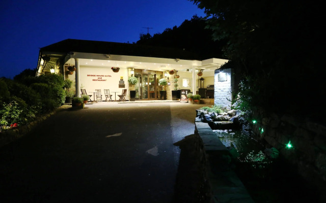OYO The Bridge House Hotel