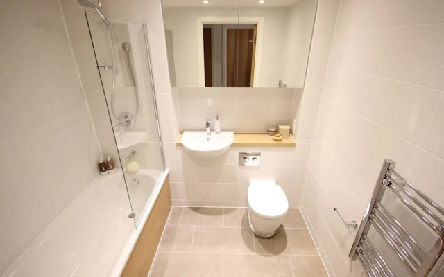 2BR Apartment - Sleeps 4 - Free Parking - Reading