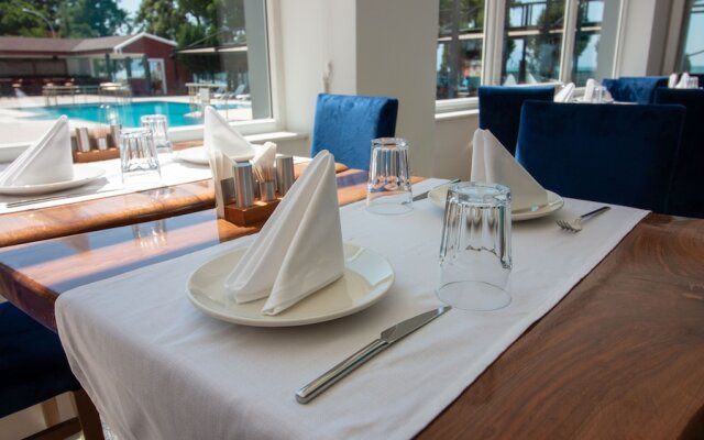 Lake Li̇fe Hotel