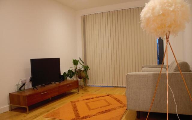 whats she want-- 2beds 2bath apartment