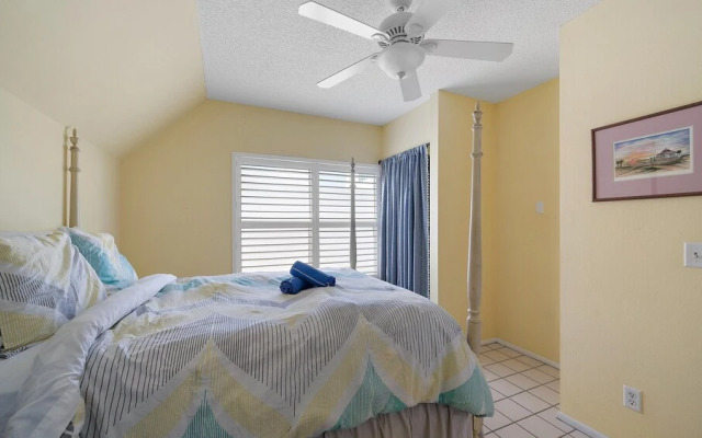 Tropical Siesta 2 Bedroom Home by RedAwning