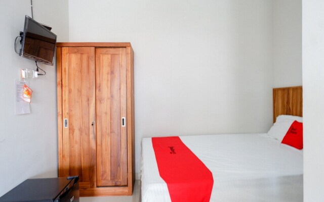 RedDoorz Plus Syariah near Stasiun Tegal 2
