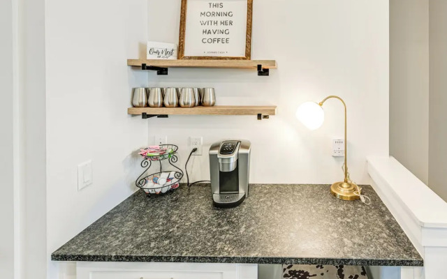 Bright Nashville Townhome ~ 5 Mi to Downtown!