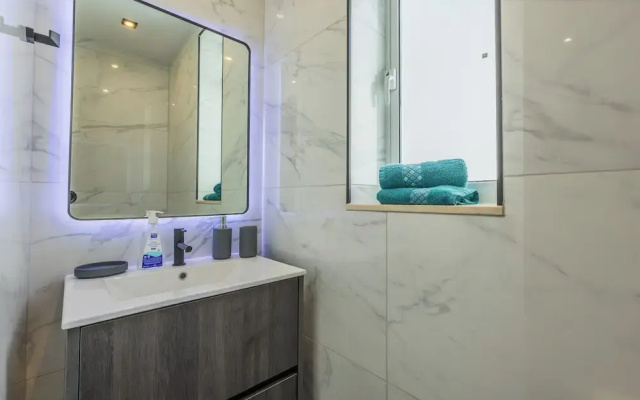 1 BR Penthouse for Couples & Families