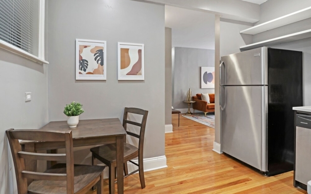 Homey 2BR Apartment in Boystown