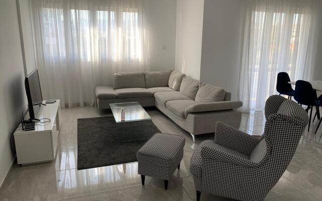 Large 3BD APT 50m to the sea with a pool