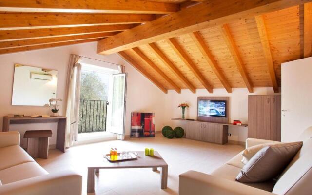 Sala Comacina Apartment No 1 (Sleeps 10)