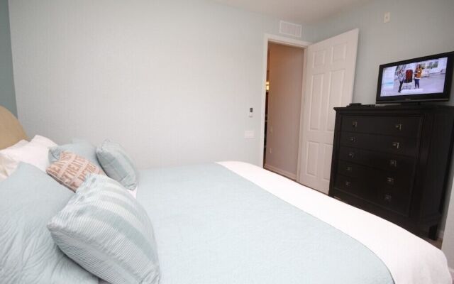 Lake View Paradise 3 Bedroom Condo by RedAwning