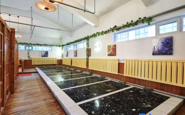 Manpu Tianmu Yangyan Hot Spring Hotel (Zhenbeibao Western Studios See Helan Performing Arts Town)