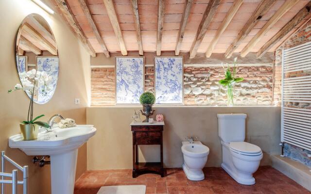Villa Hugo in Lucca With 5 Bedrooms and 6 Bathrooms