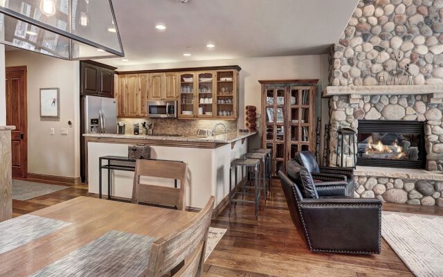 High Ceilings, Natural Light- 3 Bedroom Arrowhead Ge Condo by RedAwning