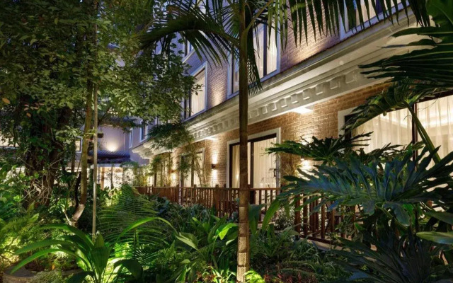 Hotel Thrive, A Tropical Courtyard