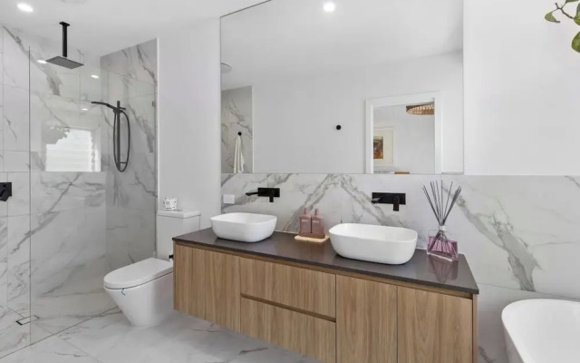 Palm Beach Luxe Townhouse walk to Beach