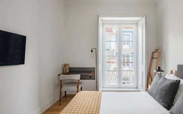 Lis001 · Mid-century Inspired Apartment With River Views