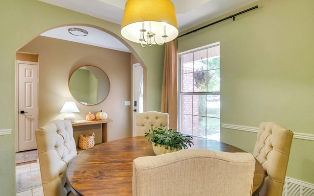 Charming Arkansas Retreat w/ Deck, Near Downtown!