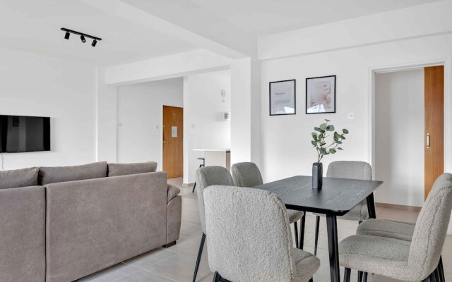 Phaedrus Living: Romanou Modern City Center Flat