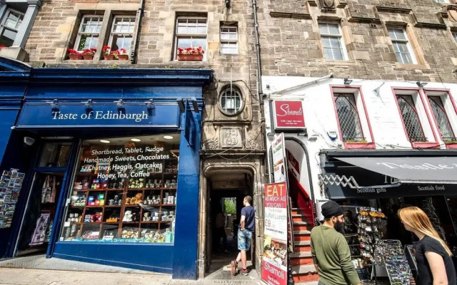 Ultimate Location! Royal Mile 1-bed