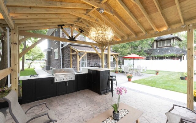 4 BDR Lake Geneva Estate Across From Beach!