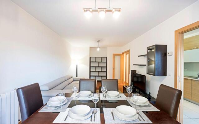 2BR Flat by Metro w/ Free Parking by LovelyStay