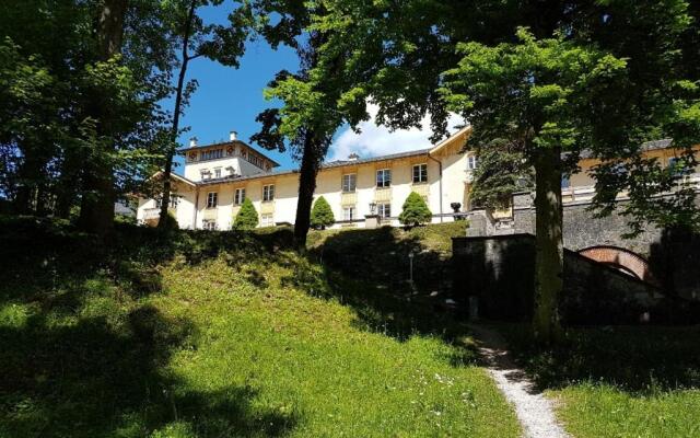 Königliche Villa Appartement mit Balkon