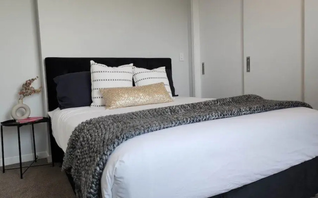 Enfield Lux- Brand New Apartment