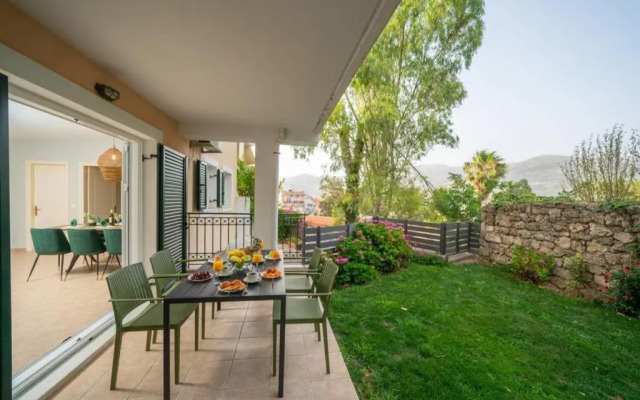 Central & Elegant Suite with private garden