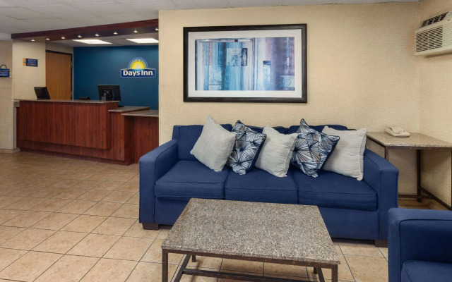 Days Inn by Wyndham Rockford I-90 Casino District