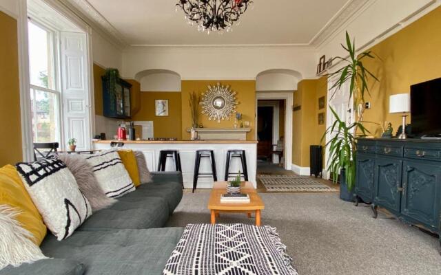 The Georgian Manor Apartment - Central Frome