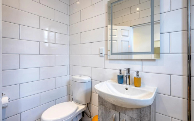 Hampton Collection - Stylish 3 Sleeper Apartment with Pool