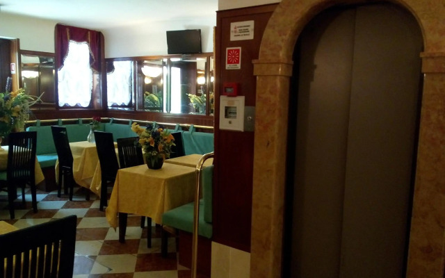 Hotel Diana