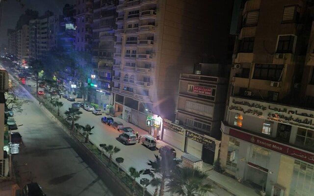Spacious Executive Luxury Apartment With Balcony