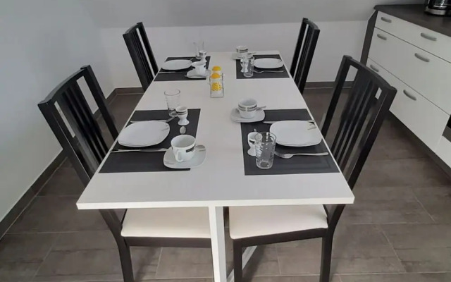 Claudia Modern Retreat