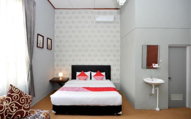 OYO 1303 Golden Inn 2