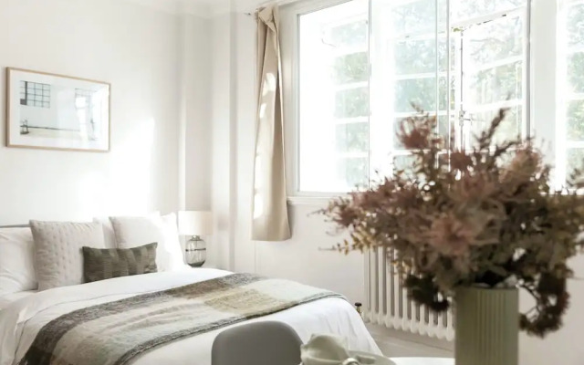 Beautifully Presented Centrally Located Studio apt