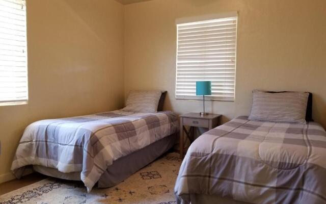 Quiet Desert Oasis off Swan Rd