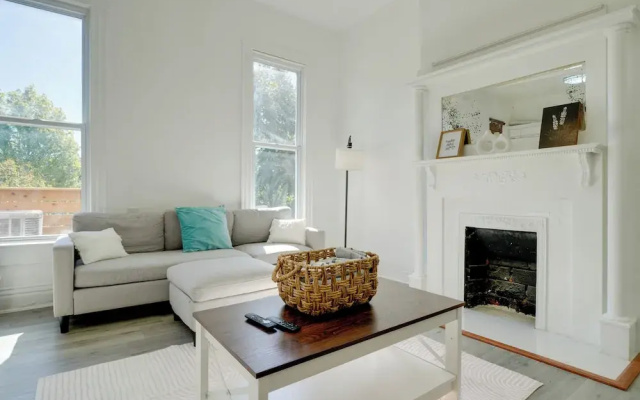Walk to Churchill Downs: Pet-friendly Retreat!