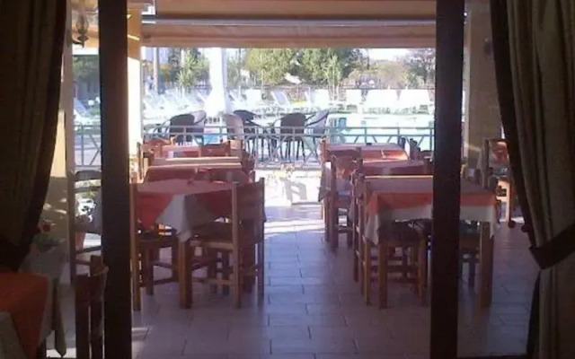 Tzevenos Aparthotel