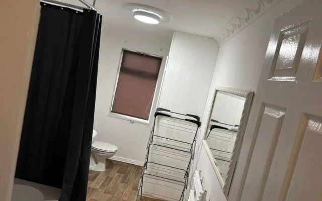 4-guest Charm Home W/street Parking & Wifi & Party