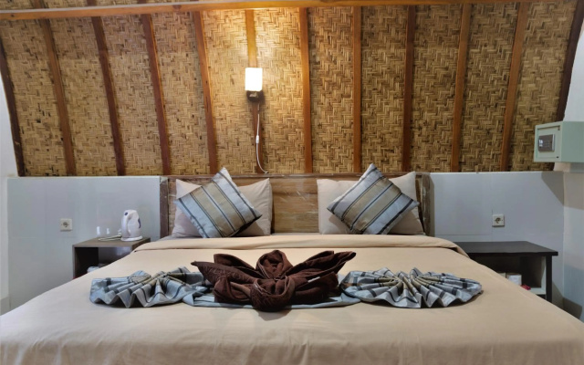 Warna Beach Hotel – Guest Rooms – Gili Trawangan