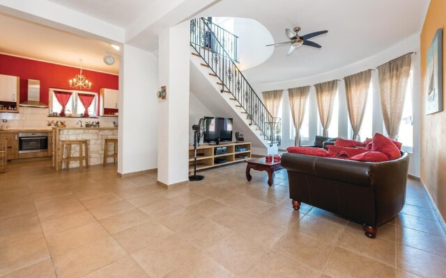 Stunning Home in Sibenik With Wifi and 5 Bedrooms