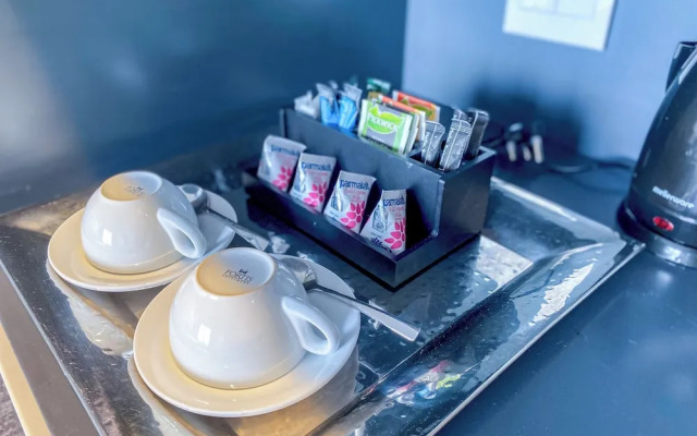 Sandtoncity-apartment-sleeps2-pool-parking