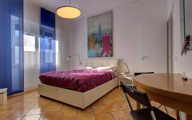 VOMERO-ROSSINI restored, 4 pax, 2 bath, wifi, aircond