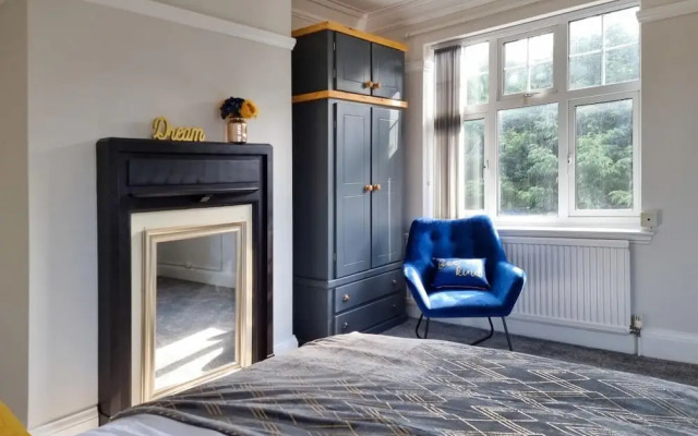 Stunning Detached Hidden King Suite Abode