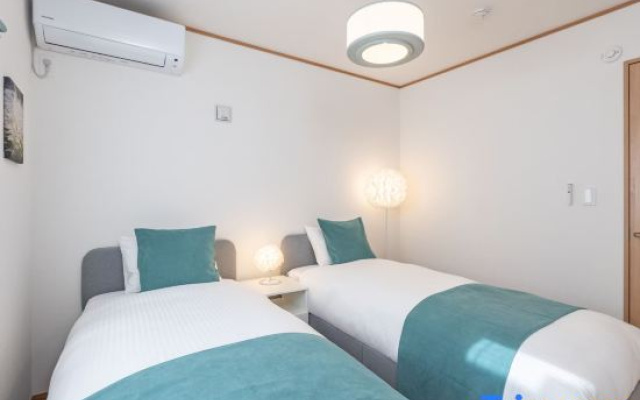 Hotel quality, 1 minute to the beach! Newly built rental villa in Nagahama, Yomitan – Guest Rooms – Yomitan