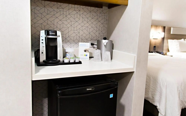 Holiday Inn Express & Suites Sacramento NE Cal Expo by IHG