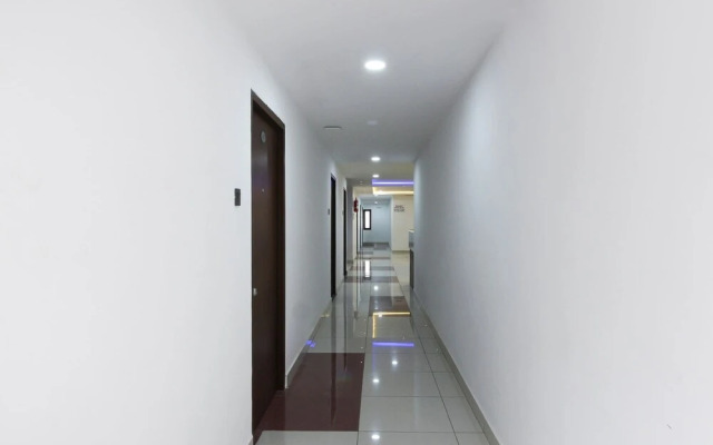 Capital O 63727 Mythri Hotel