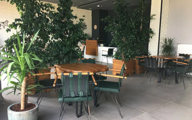 8 Rooms Hotel