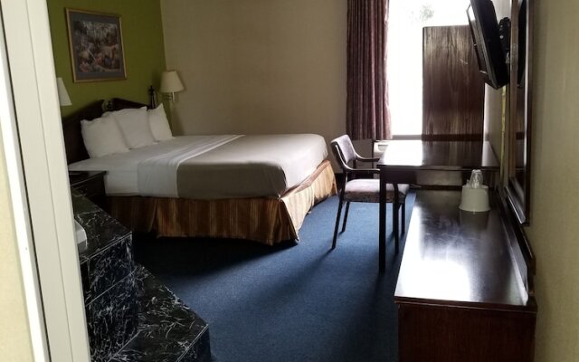 Travelodge  by Wyndham Columbus North