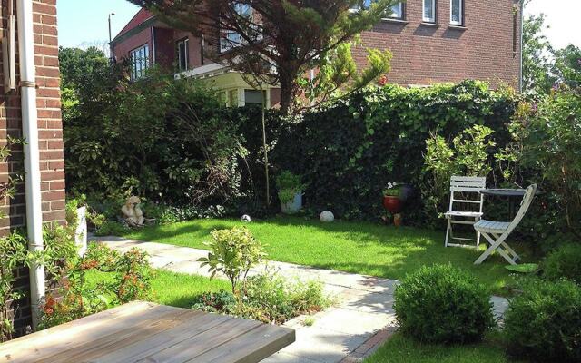 Pretty Holiday Home With Terrace, Garden, Garden Furniture